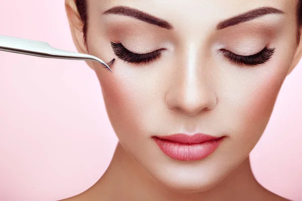 I LASH logo