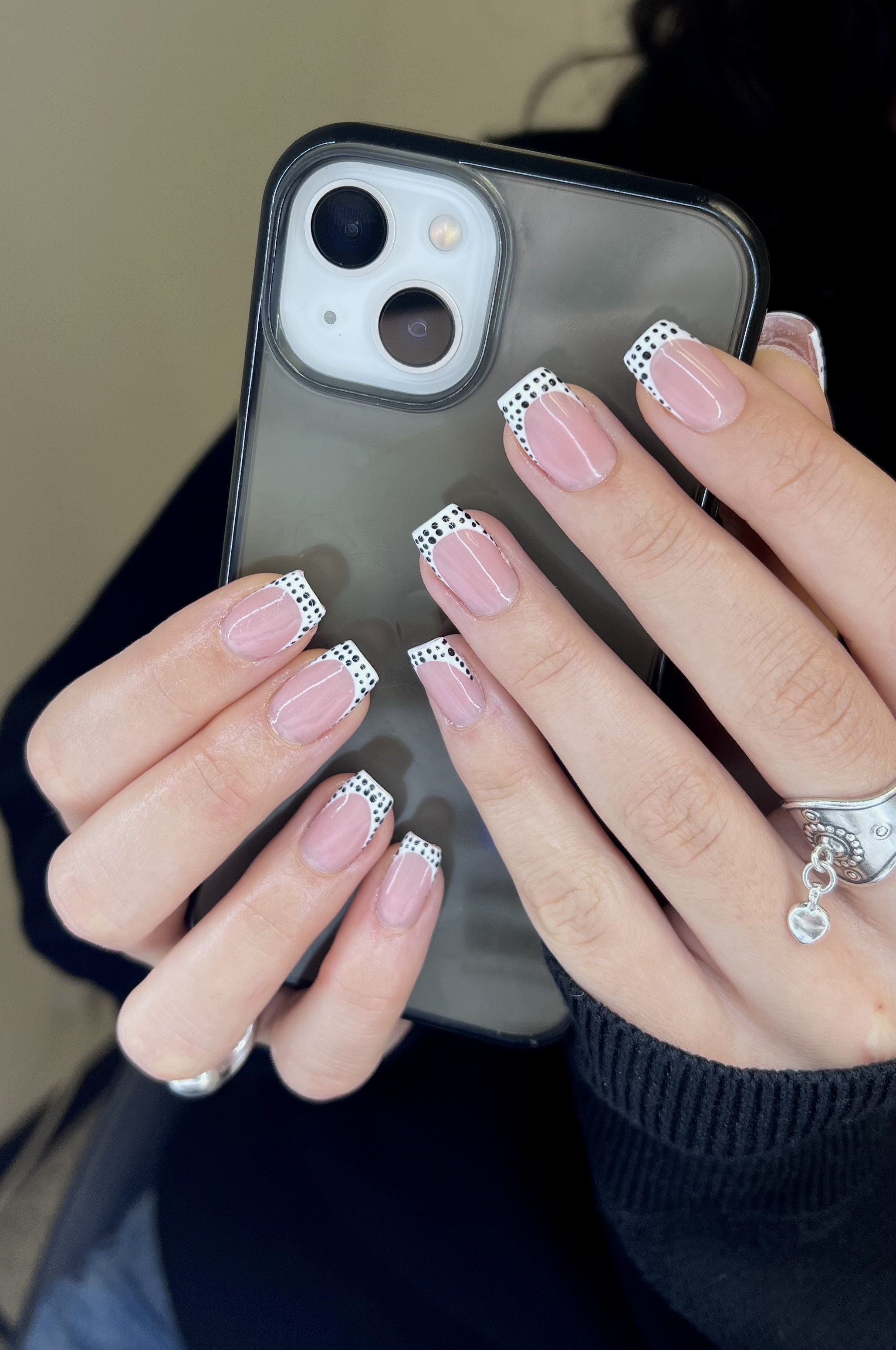 Nails By Reetta logo