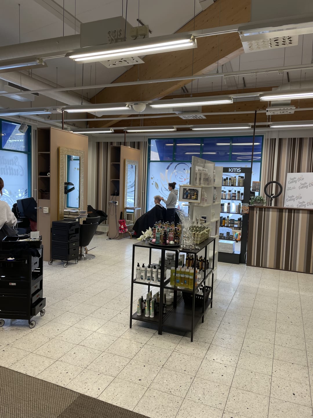 Studio Cutting Crew Lapinlahti - Katso salongin vapaat ajat | Timma